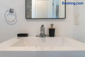 Spacious 3BR Home Near Newark Airport - Image 3