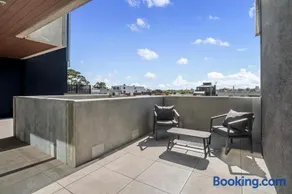Stylish & Modern 2BR with HUGE Balcony =& Car Park! - Image 5