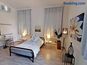 Nr 1 Gemütliches Zimmer im Zentrum 300m vom Marktplatz entfernt mit Stadtblick WLAN WC und Duschkabine zur Mitbenutzung gut angebunden und funktional eingerichtet - Image 3