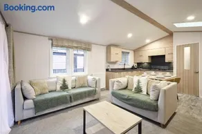The Poplars Lodge with Hot Tub - Image 2