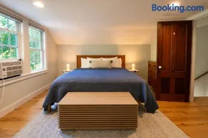 The Woodstock Bungalow - Walk to the Village - Image 2