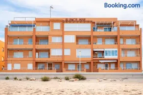 Primera línea de playa, Terraza frente al mar, Parking - Image 4