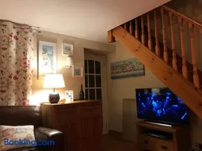 Charming 3-Bed Detached Cottage with Scenic Views - Image 3