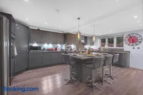 4 BR 6 Beds 3 Bath PS4, Pool Table Parking x4 Close to Legoland & Windsor - Image 3