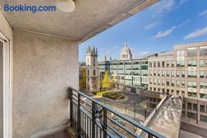 GuestReady - Relaxing Ensuite Room with Balcony - Image 4