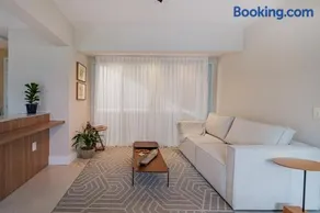 Casa em Jurerê Internacional com 4 Quartos, a 10 Minutos da Praia e 2 Minutos do Mercado - Image 2