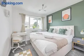 Beautiful Apartment in City Centre with Free Parking, Balcony, Work Desk, Self-Check-In, Fast Wifi and Smart TVs by Yoko Property - Image 2