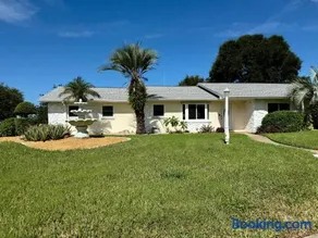 Beach Resort Retreat Accessible Home with Jacuzzi - Image 3