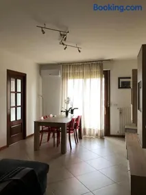 Appartamento residenziale con posto auto privato - Image 1