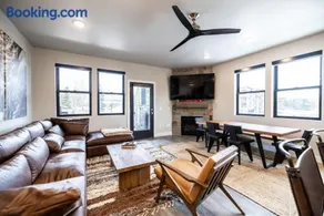 3-Bed with Free Shuttle, Free Ski Waxes + Hot Tub + Grill - Image 1