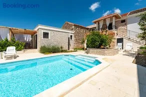 Apartment Varos with shared pool - Image 1