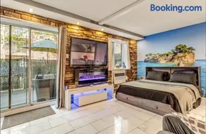 Private Studio Suite with Separate Entrance & Backyard, Quiet Brooklyn Stay - Image 3