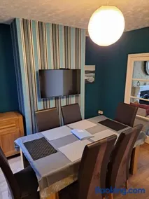Entire town house with free parking - Image 3