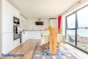 3 Bed in Hythe oc-s32090 - Image 2