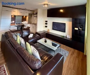 Prime Four House - Perfect for Short & Business stays - Image 1