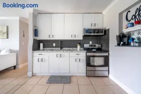 Spacious 3BR Family-Friendly Home Near Attractions - Image 3