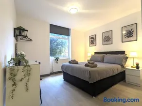 Room Near City Centre Private Bath Free Parking - Image 5