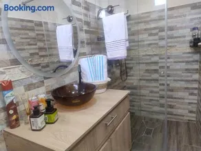 Habitación King con baño privado, AC, cerca a centro de eventos, aeropuerto,zona bancaria y comercial - Image 3