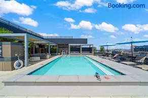 Stylish Condo Mins to Shoreline - Image 3