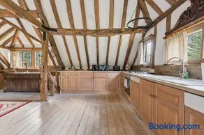 2-Bed Barn Escape, Private Drive and Gardens - By Tempstay - Image 4