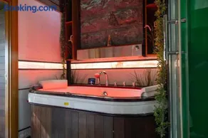 Belmont Deco Noir Penthouse Wellness & Spa - Image 2