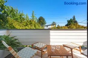 3BR 2.5BA The Orcas Parkside- In Seward Park, near the lake - Image 3
