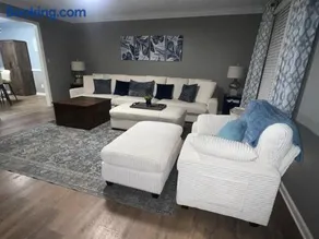 Great comfy place and convenient location - Image 4