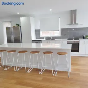 Tuggerah lakefront 4 bed 2 bath home with stunning views - Image 3
