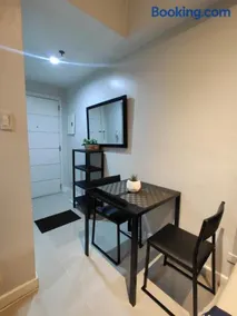 Lowest Room Rate in Makati with fast wifi and view - Image 3