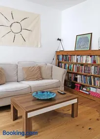 Bright Ground Floor Flat with Free Parking and Balcony Near Stoke Newington - Image 3