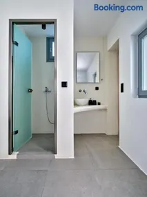 Cozy Hideaway Room with Private Jacuzzi - Image 2
