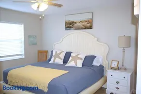 Naples Park Oasis - Cozy Two Bedroom Apartment - Image 3