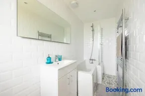 A Nice Room in Edinburgh - Image 4