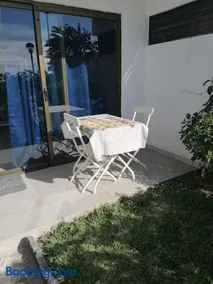 Quiet & Bright Apartment with private garden - Image 1