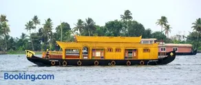 Traditional Houseboat - Image 1
