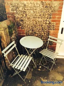 2 bedroomed fisherman’s cottage near quay - Image 2