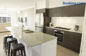 Leafy Plainland Living Spacious 4-Bedroom Retrea - Image 1