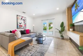 La Femme luxe Paradise - HtdPool, Mini Golf, 5 Bedrooms, Jacuzzi, Game Room, BBQ,Pickleball - Image 4