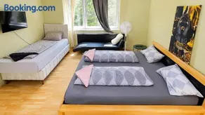 Exquisite Rooms in Shared Villa with Garden & Parking - Image 1