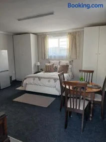 Cozy, self-catering Garden Flat - Image 5