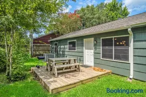 3 Bedroom Home The Neighborhood Spot desks in 2 rooms high speed Internet wifi Kick Back & Relax close to Houston Hobby Airport 5 star superhost - Image 3