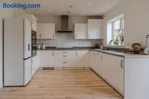 6BR-Sleeps 13-Contractor-Garden-WiFi-Parking - Image 5