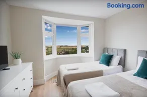 Stylish Salcombe Townhouse - Walk to Beach & Town, Garden, Log Burner, Pet-Friendly & 2 Free Parking Spaces - Sleeps 6 - Image 5