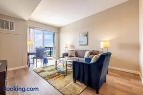 Modern Apt with Harbor Views - Image 2