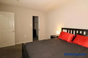 Spacious 1BR with Full Kitchen & Laundry - Image 4