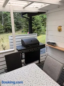 Cozy And Updated House On Large Private Lot - Image 4