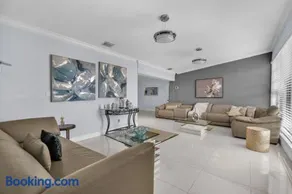 Modern Miami Oversized 3 Bedroom in Central Location - Image 1