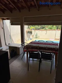 Casa inteira com três quartos, piscina climatizada por energia solar e área de churrasqueira - Image 3