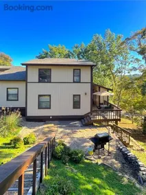 The Treehouse on Table Rock - Image 1