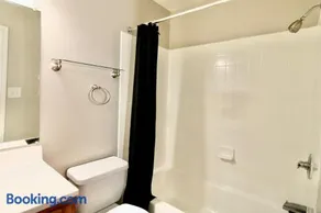 Spacious 1BR with Full Kitchen & Laundry - Image 2